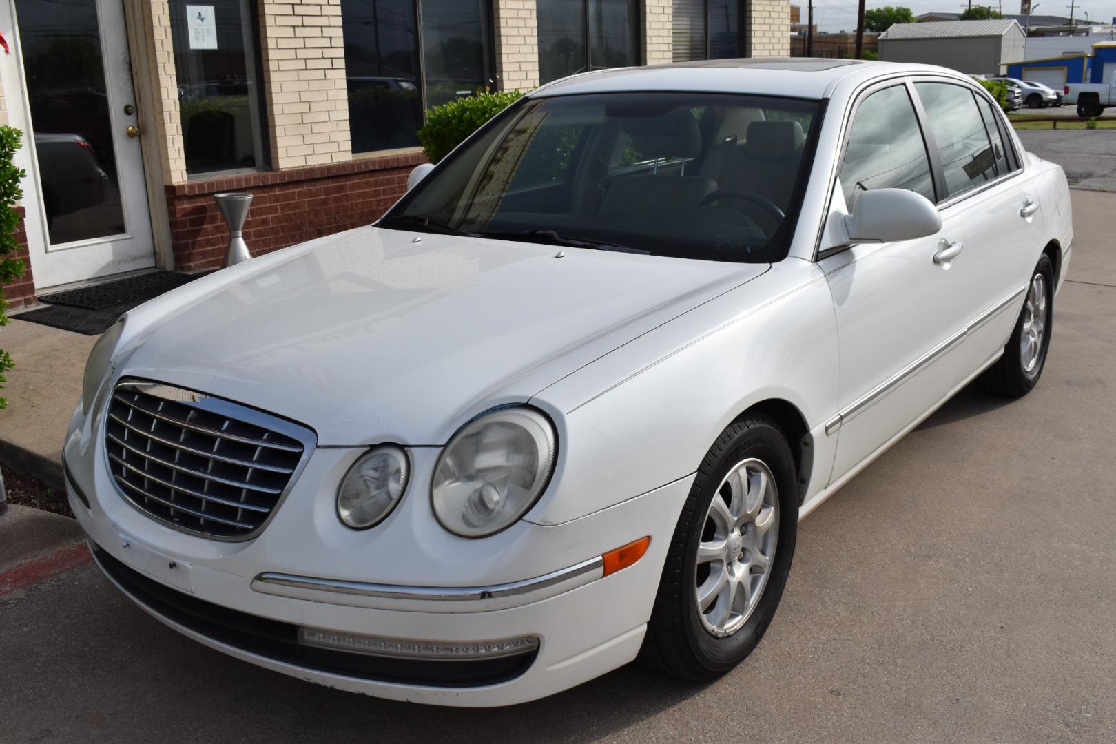 2008 White /Gray Kia Amanti (KNALD125X85) with an V6 3.8L engine, 5 SPEED AUTOMATIC transmission, located at 5925 E. BELKNAP ST., HALTOM CITY, TX, 76117, (817) 834-4222, 32.803799, -97.259003 - Deciding to purchase a 2008 Kia Amanti sedan depends on your specific needs and preferences, but there are several potential benefits to consider: Value for Money: The Kia Amanti was known for offering a lot of features for its price point, making it a compelling option for buyers looking for a wel - Photo#0